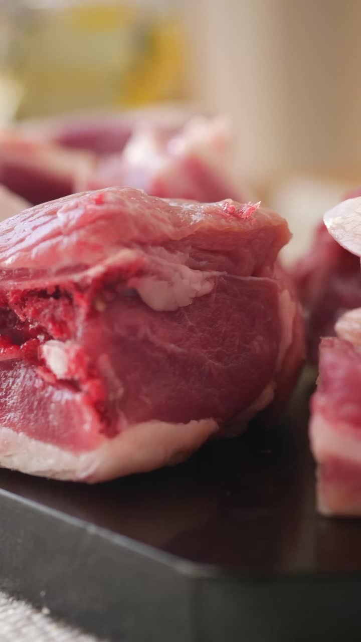 Close-up Potongan Daging Mentah Segar di atas Nampan