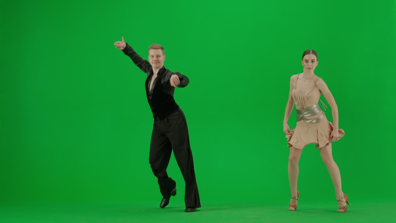 ⁇ 고를 춤추는 커플