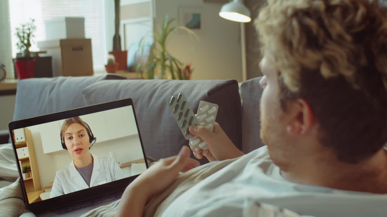 Syk mann diskuterer behandling med lege på videosamtale
