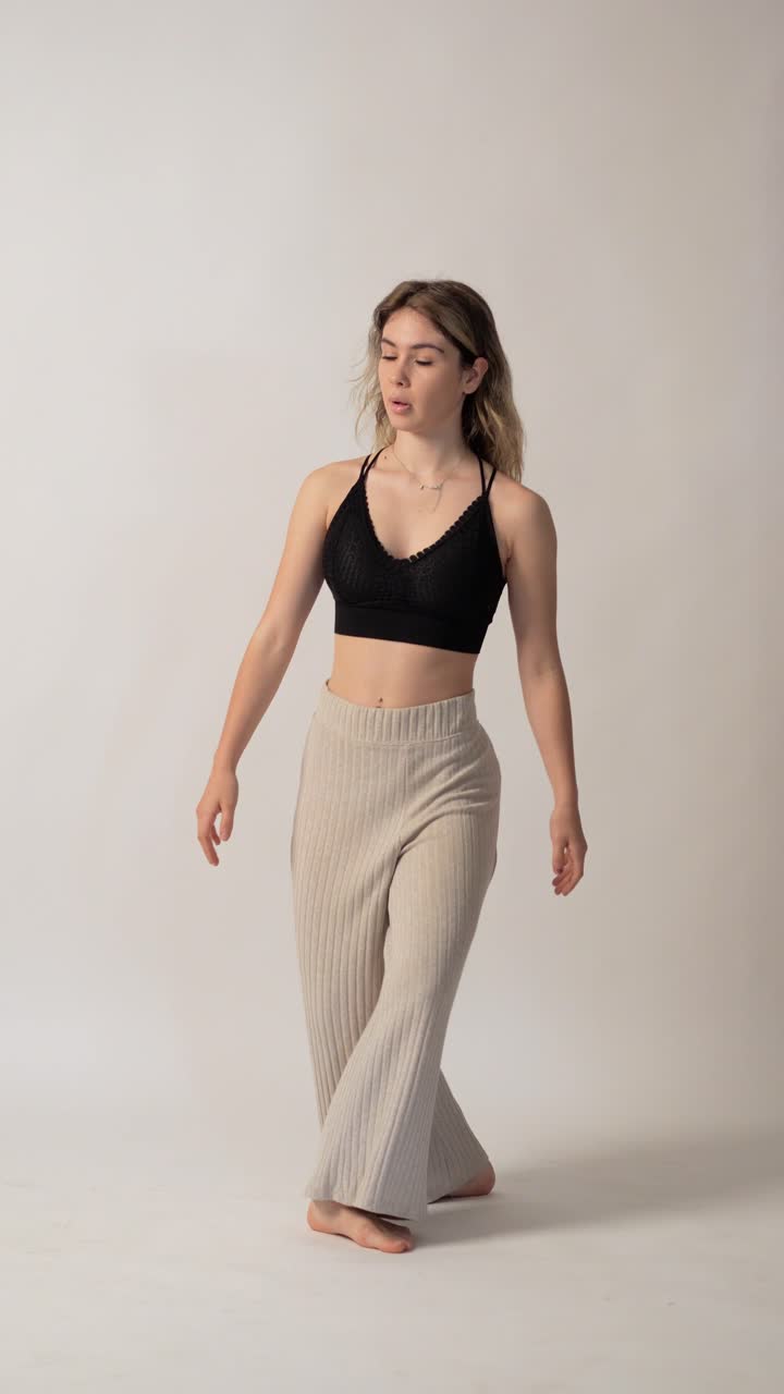 Mulher se alongando em uma pose de espacate