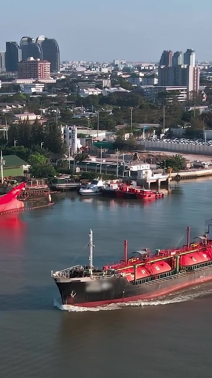 Barcos navegan por el río cerca de la ciudad de Bangkok, en Tailandia