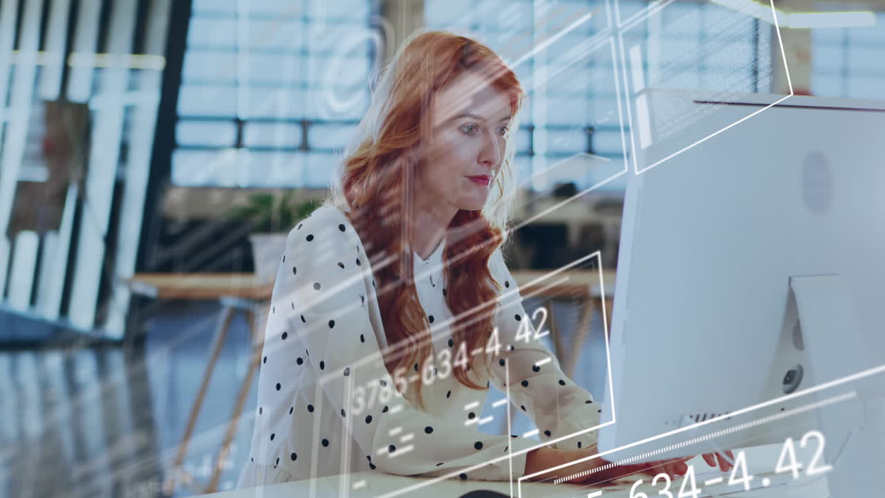 анимация обработки данных над кавказской бизнесменкой, использующей компьютер в офисе.