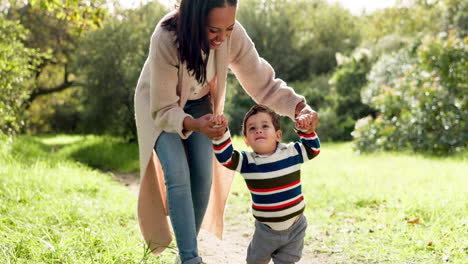 bebé, caminando y aprendiendo con su madre en el parque