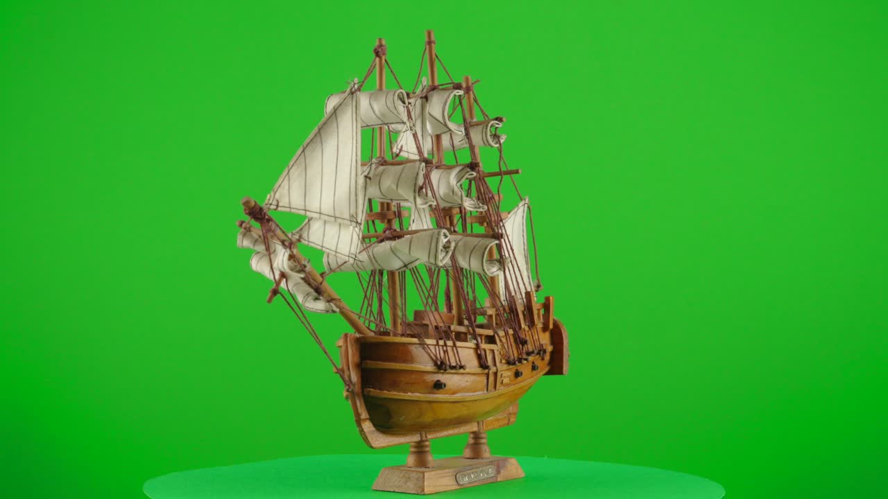 스케일 목조 모형 선박 엔더버 왕립 해군 연구 선박은 제임스 중위가 녹색 스크린을 가진 턴테이블에서 배경 제거를 위해 요리합니다.