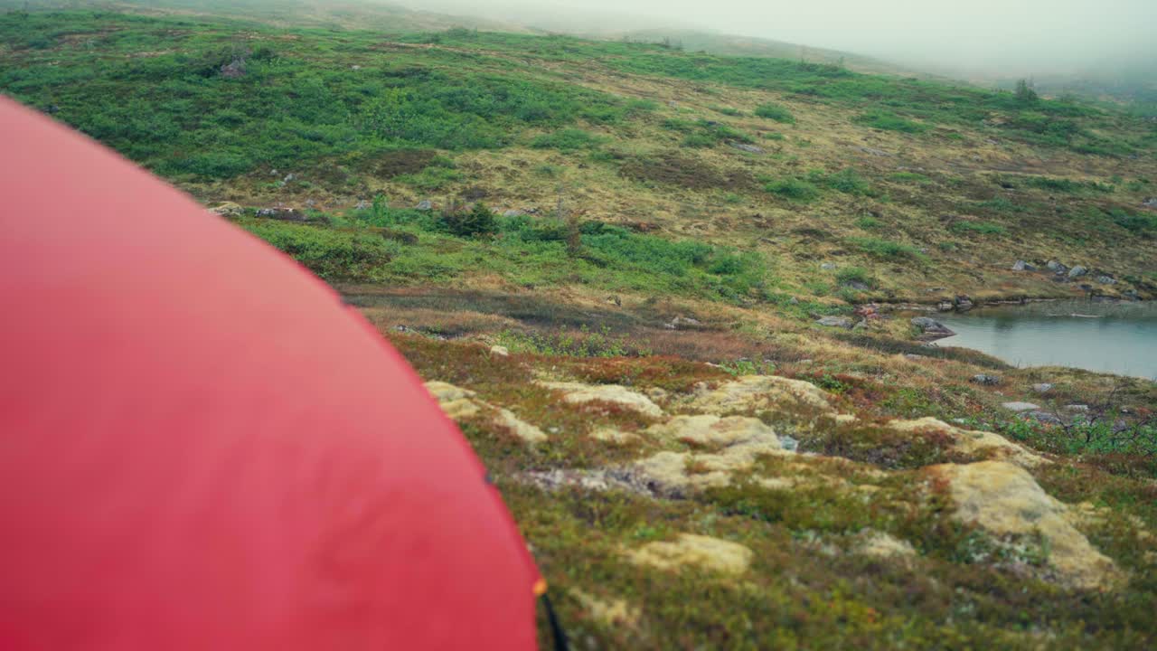 바람이 불어오는 날에 캠핑 텐트에서 호수의 멋진 풍경, imfjelsvatnet와 gurben, indre fosen, trøndelag, 노르웨이 사이에 어있는 - 손으로 찍은 사진