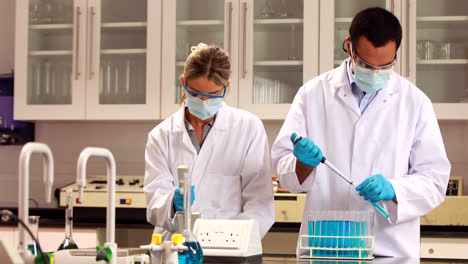 científicos realizando un experimento químico