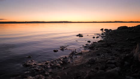 puesta de sol sobre un lago