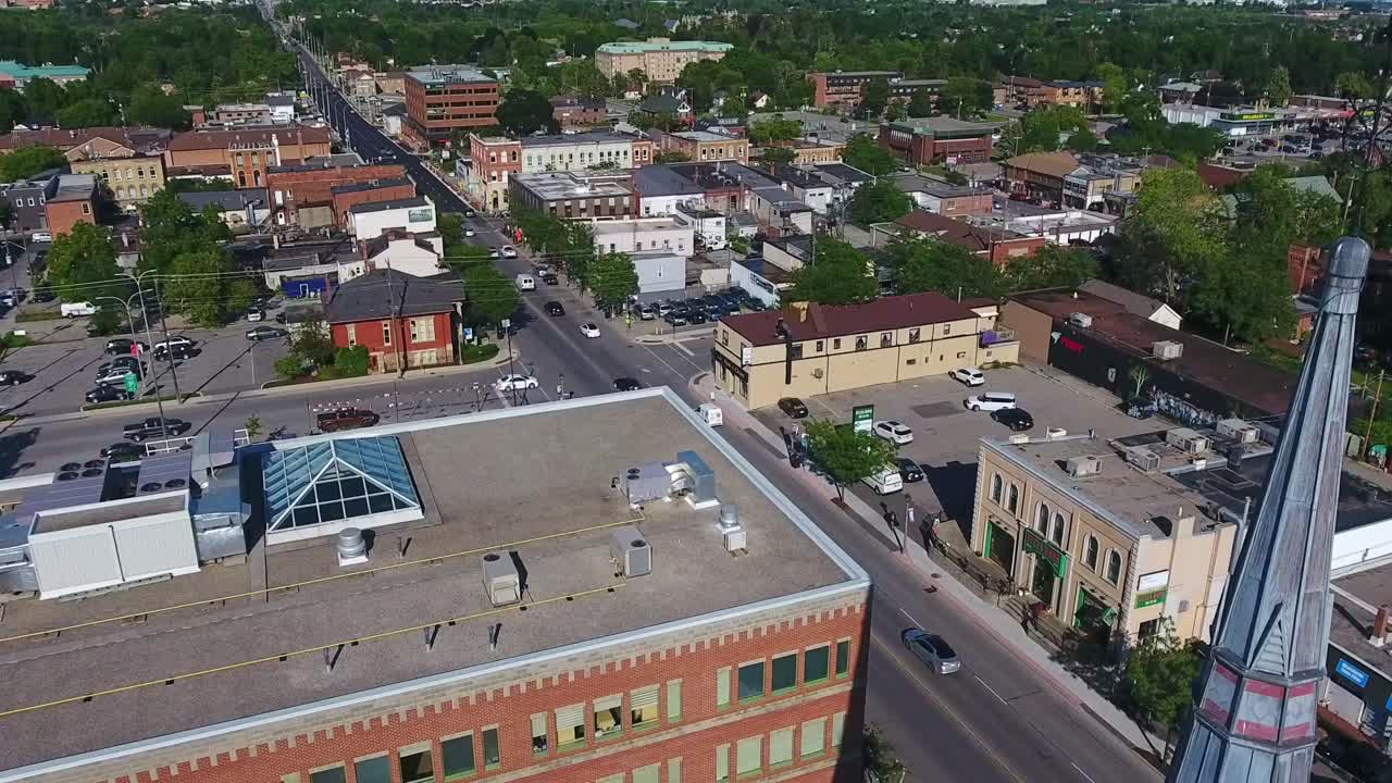 Guglia di Ognissanti con traffico di fondo lungo Dundas Street da una ripresa aerea con drone sopra la città di Whitby in Ontario, Canada.