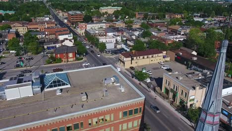 all saints spire con tráfico de fondo a lo largo de la calle dundas desde un avión no tripulado aéreo filmado sobre la ciudad de whitby en ontario, canadá