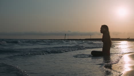 Frau-Verbringt-Zeit-Am-Strand.-Schönes-Mädchen,-Das-Den-Sonnenaufgang-Am-Meer-Genießt.