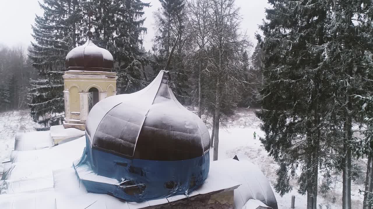 숲 가장자리에 있는 오래된 버려진 교회