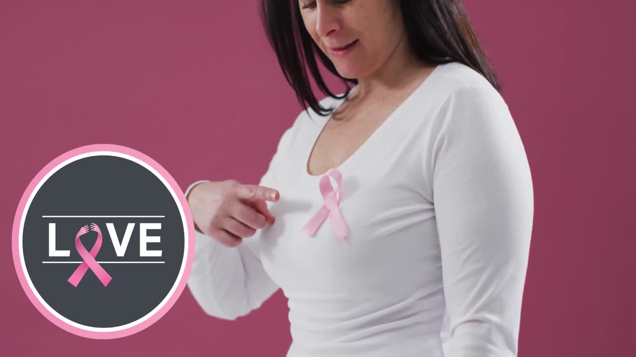 Animazione del testo "amore" su donna caucasica con nastro rosa su sfondo rosa
