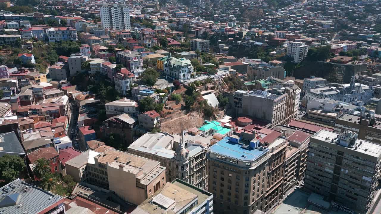 Veduta aerea di edifici storici e paesaggio urbano a Valparaíso, Cile