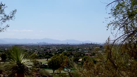 panorámica lenta de derecha a izquierda del horizonte de gran altura de phoenix, arizona