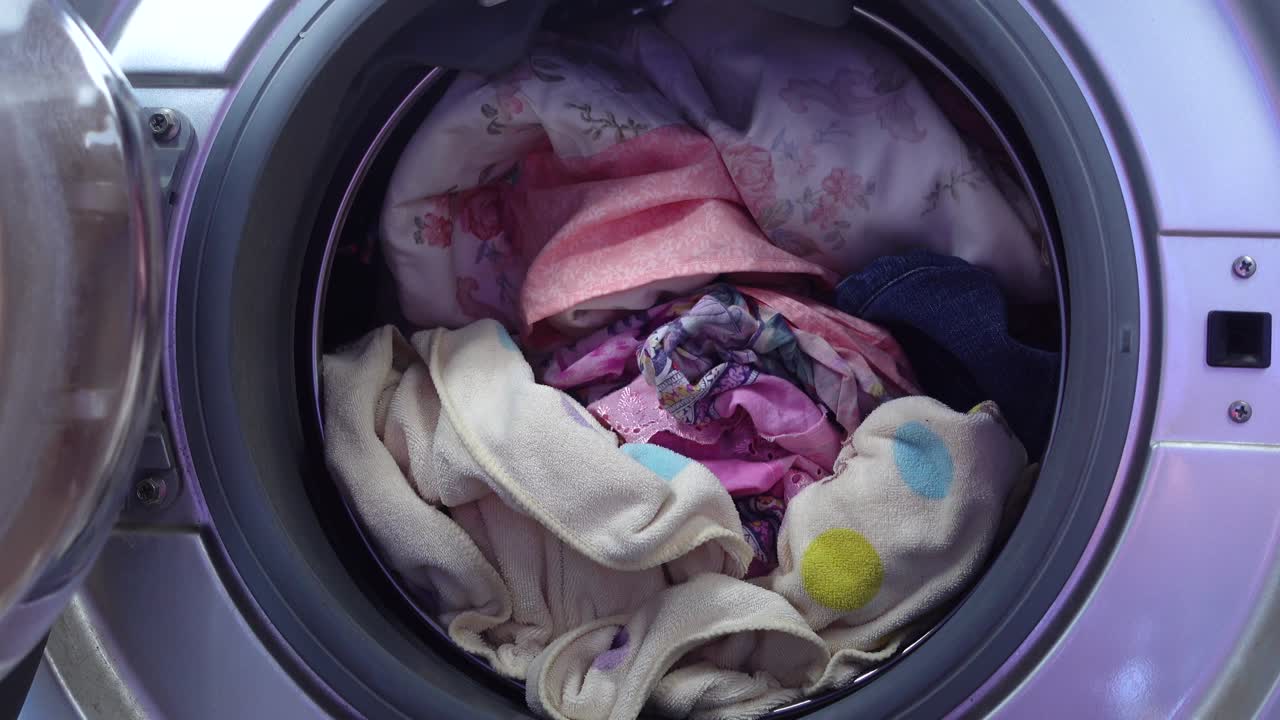 세탁기 에 있는 옷