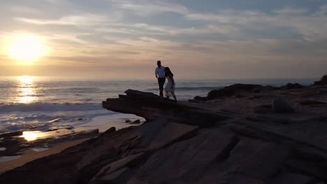 Amorosos-Novios-En-La-Orilla-Del-Mar-Al-Atardecer