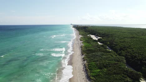 Bewegte-Aufnahme-über-Hutchinson-Island,-Atlantischer-Ozean-Links,-Indischer-Fluss-Rechts,-Mit-Wunderschönen-Weiß-Gekappten-Wellen-Und-Blauem-Und-Smaragdgrünem-Wasser-Auf-Der-Atlantikseite