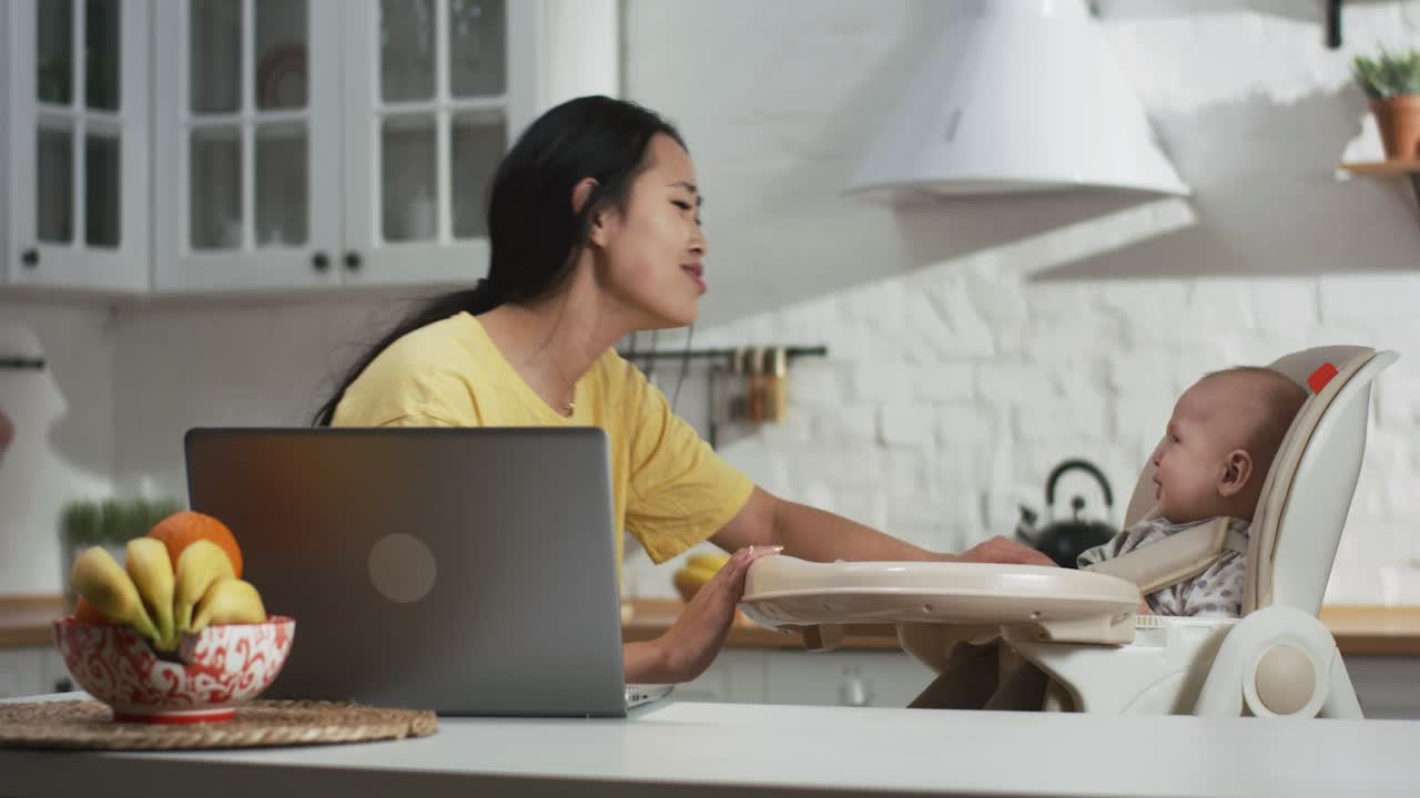 아기 와 함께 일 하는 엄마