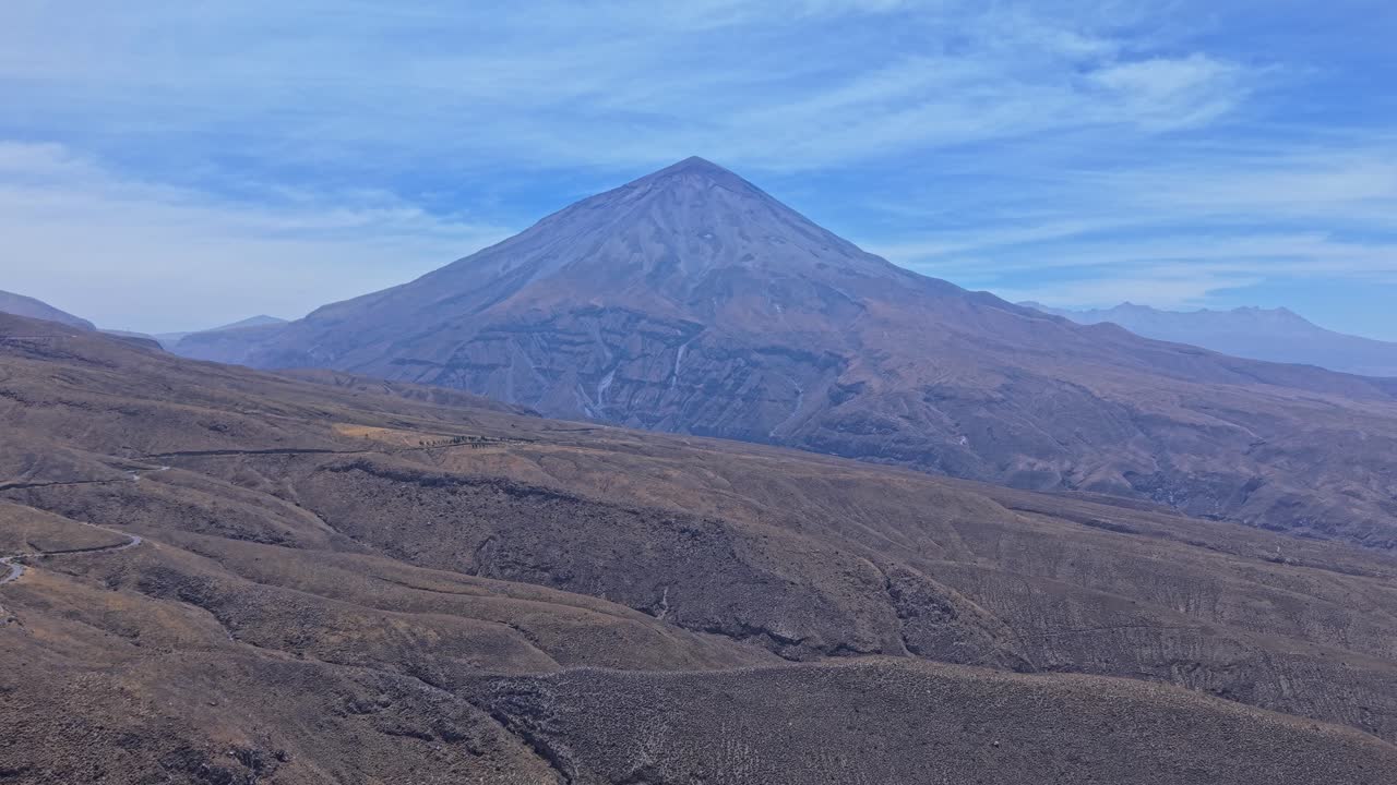Un drone sale verso la cima del Misti, in Perù, enfatizzando i pendii scoscesi e impervi e il cono perfetto dello stratovulcano. Il filmato cattura la potenza allo stato puro e l'isolamento di questa iconica montagna andina.