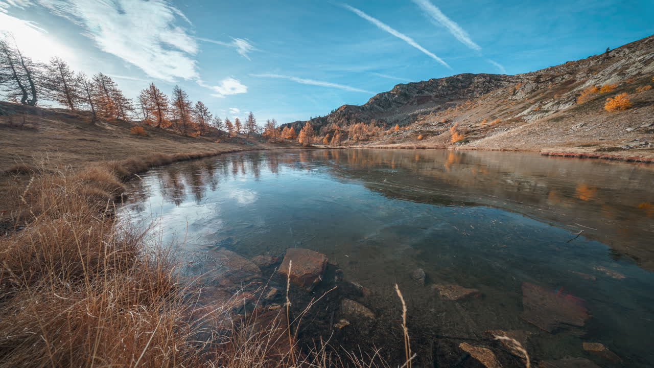Vista di un tranquillo lago di montagna con colori autunnali nella natura, sensazione di pace