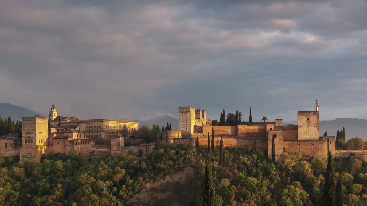 puesta de sol con la alhambra de granada como tema principal