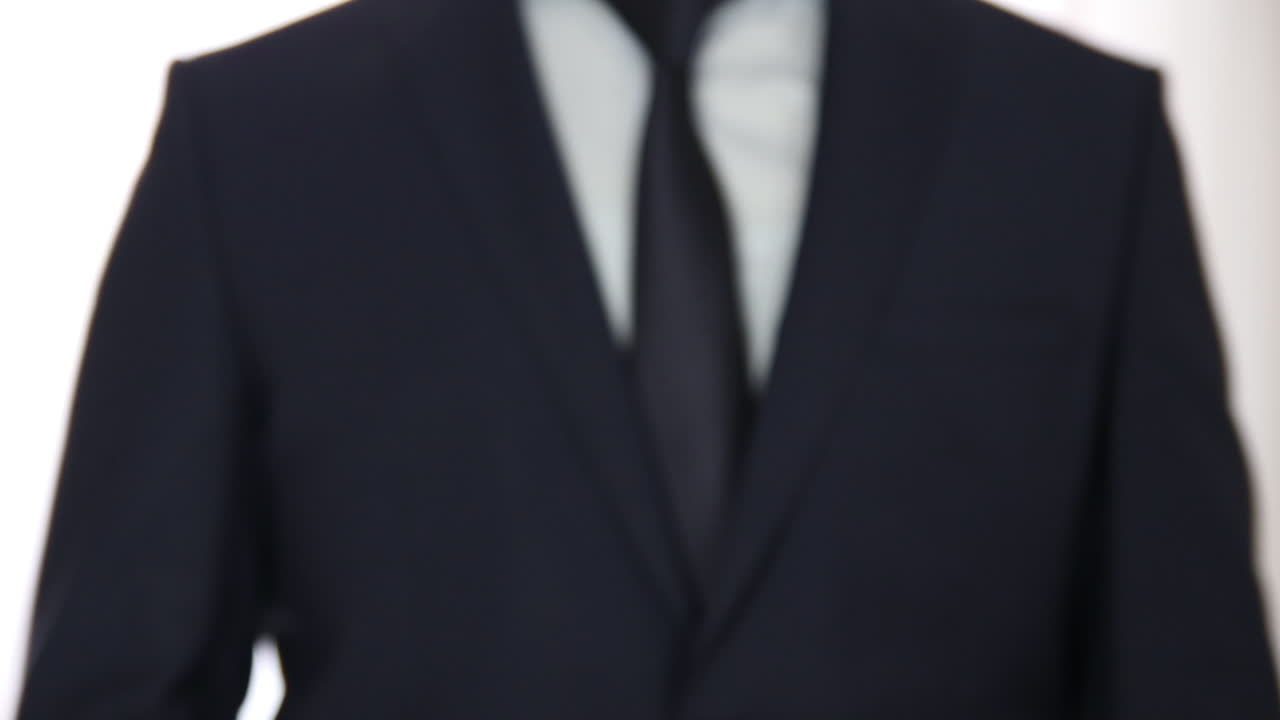 muestra la llave del coche nuevo.