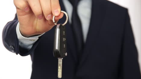 muestra la llave del coche nuevo.