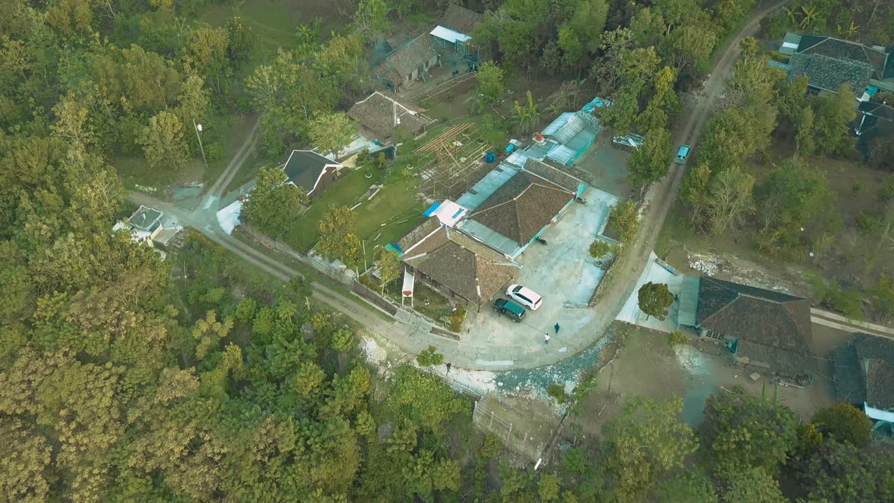 vista rural de las casas y las tierras de cultivo agrícola vista aérea desde arriba, yogyakarta, indonesia