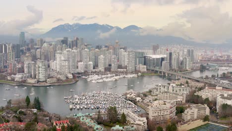 yaletown en el centro de vancouver con false creek en primer plano desde fairview en bc, canadá al amanecer