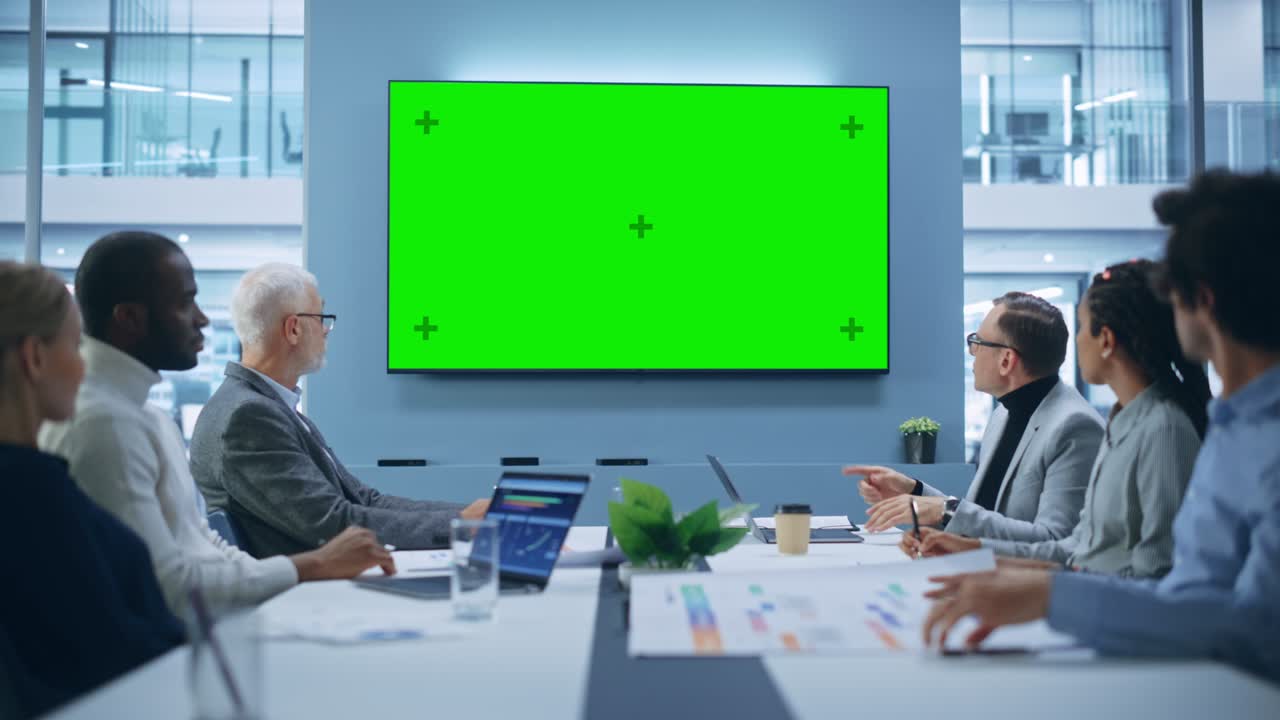 다민족 사무실 회의실 회의: 성공한 매니저의 다양한 팀, 임원 대화, 녹색 스크린 크로마 키 tv 사용, 사업가 그룹이 전자 상거래 스타트업에 대한 전략을 작업합니다.