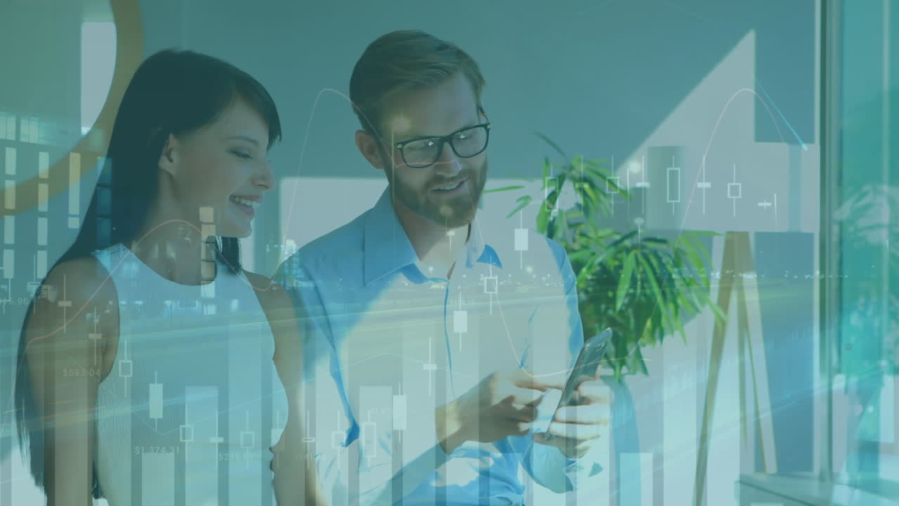 animación del procesamiento de estadísticas sobre un hombre y una mujer sonrientes usando un teléfono inteligente