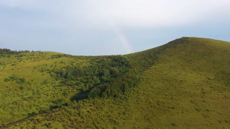 Hermoso-Arco-Iris-Que-Se-Eleva-Sobre-Las-Verdes-Colinas-De-Pester