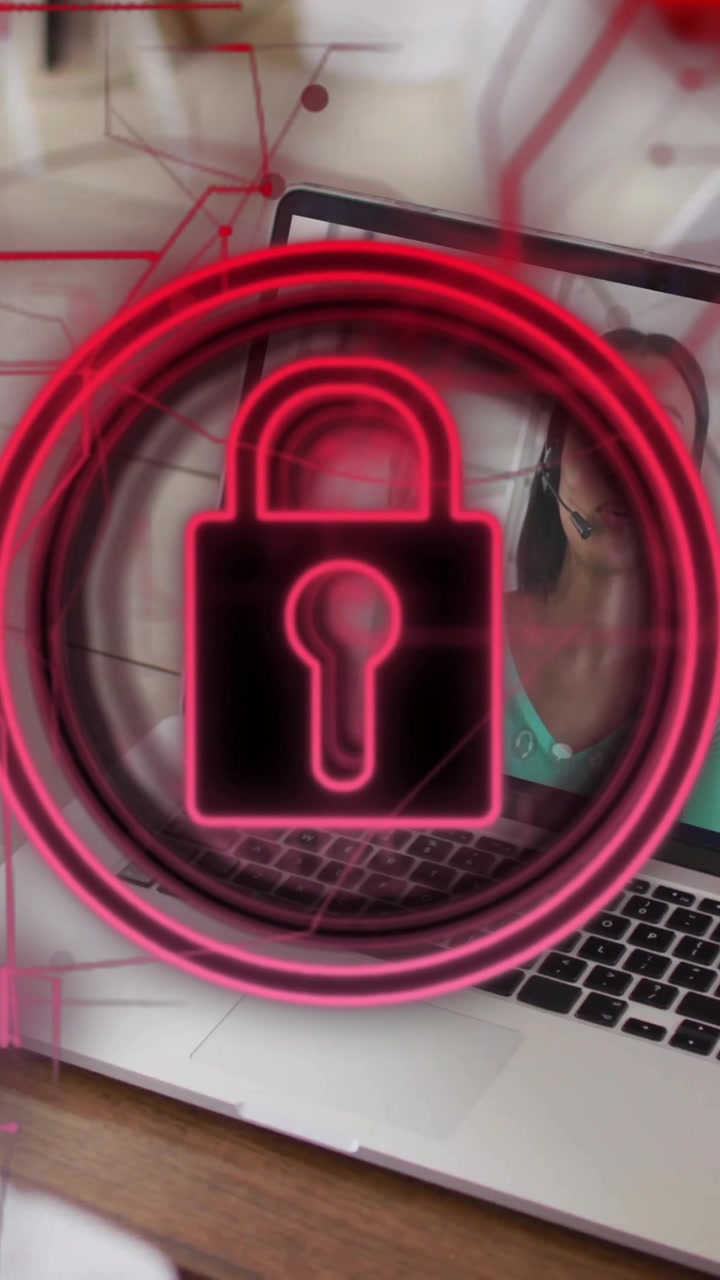 Animation af rødt låseikon over åben bærbar computer på træskrivebord.