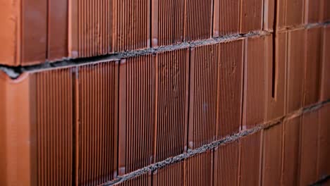 vista de cerca de una pared de ladrillo en construcción