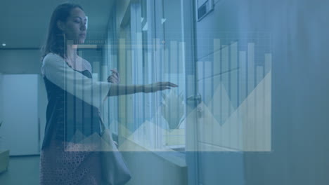 animación de gráficos y barra de carga sobre mujer biracial caminando en la oficina y abriendo la puerta