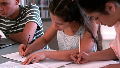 estudiantes que estudian en el aula
