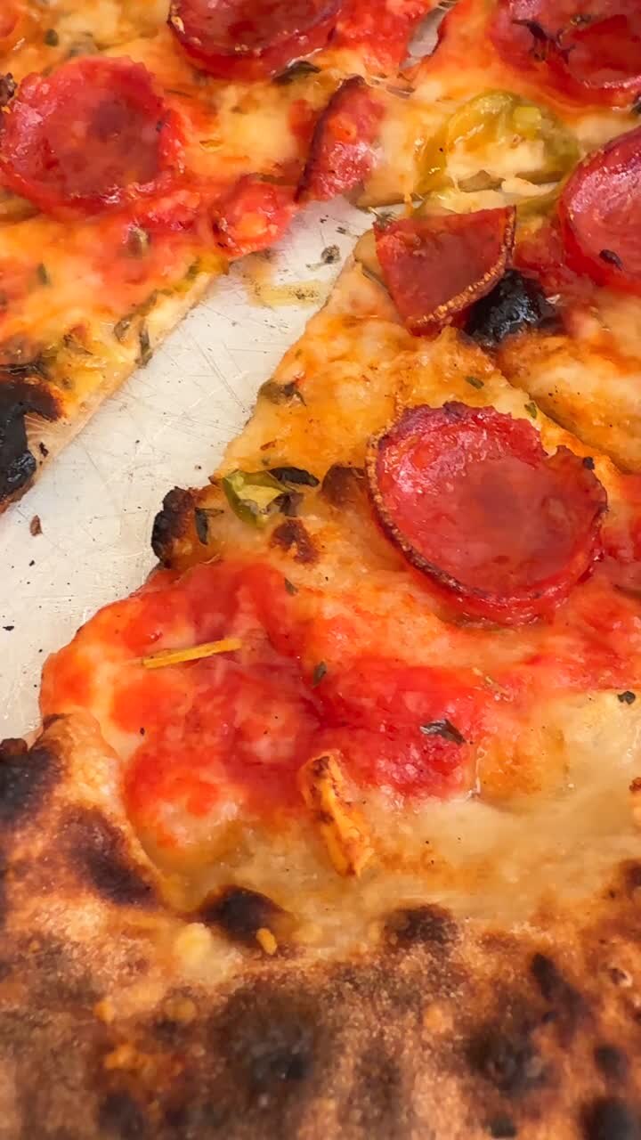 Primo piano di fette di pizza al salame piccante