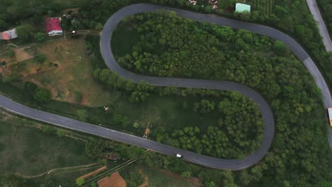 Imágenes-Aéreas-De-Gran-Altitud-Y-Rottray-En-Movimiento-Desde-La-Tortuosa-Carretera-Principal-De-La-Ladera-Y-Su-Entorno