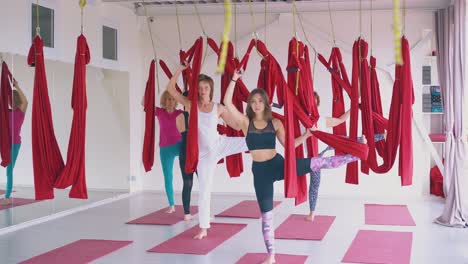 Grupo-De-Mujeres-Bonitas-Practica-Pose-De-Extensión-De-Pierna-De-Pie