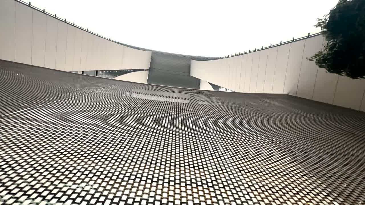 mirando hacia arriba en la torre de marina bay sands en singapur