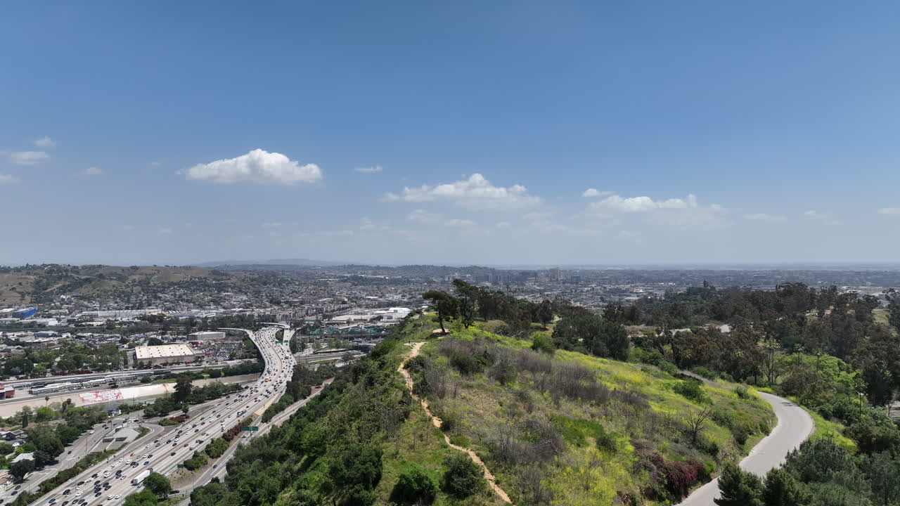 el parque elysian de los ángeles con vistas a la autopista