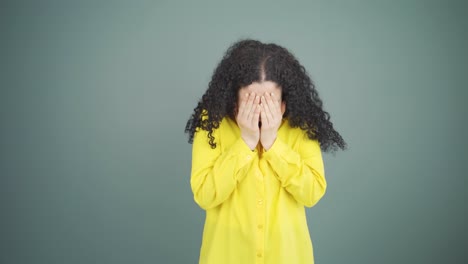 una mujer joven llorando.