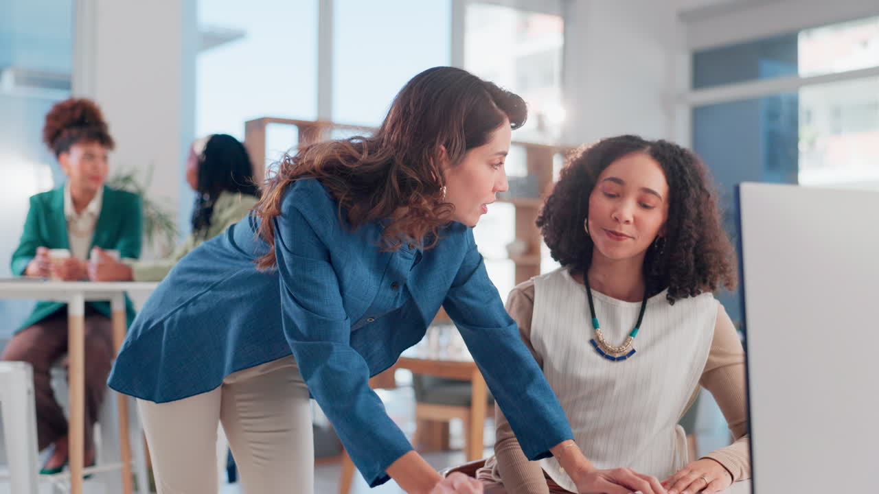 Donne d'affari che collaborano in un ambiente d'ufficio moderno