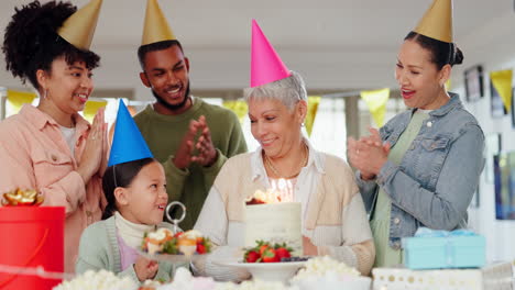 gran familia, cumpleaños y pastel con celebración