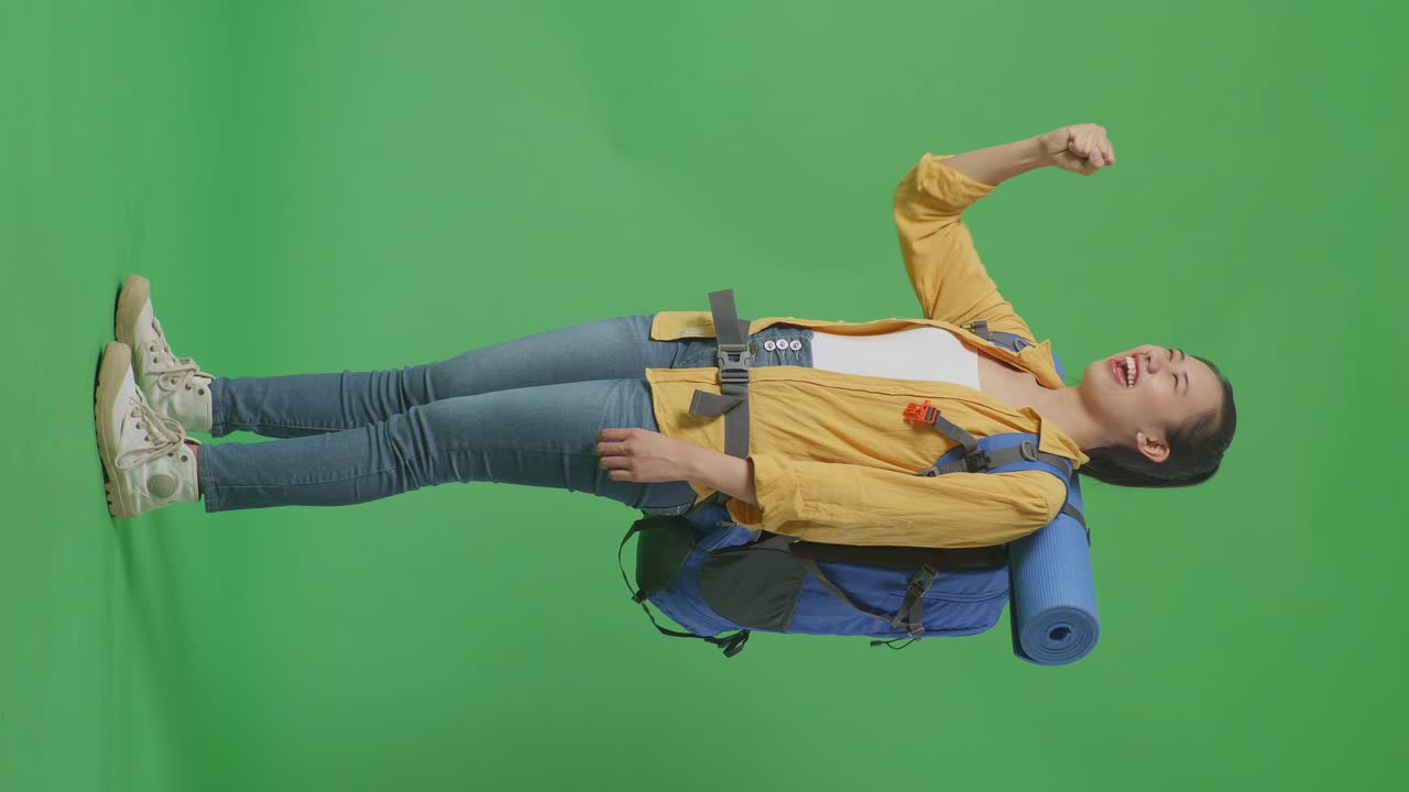 mujer feliz viajera con mochila