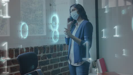 animación de códigos binarios, lenguaje informático, mujer asiática con máscara y hablando por teléfono móvil