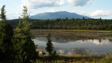 卡塔丁山 (mount katahdin) 位於美國因州 (maine) 森林中