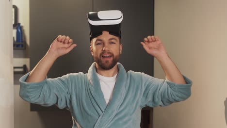 retrato de un joven en bata de baño con gafas de realidad virtual