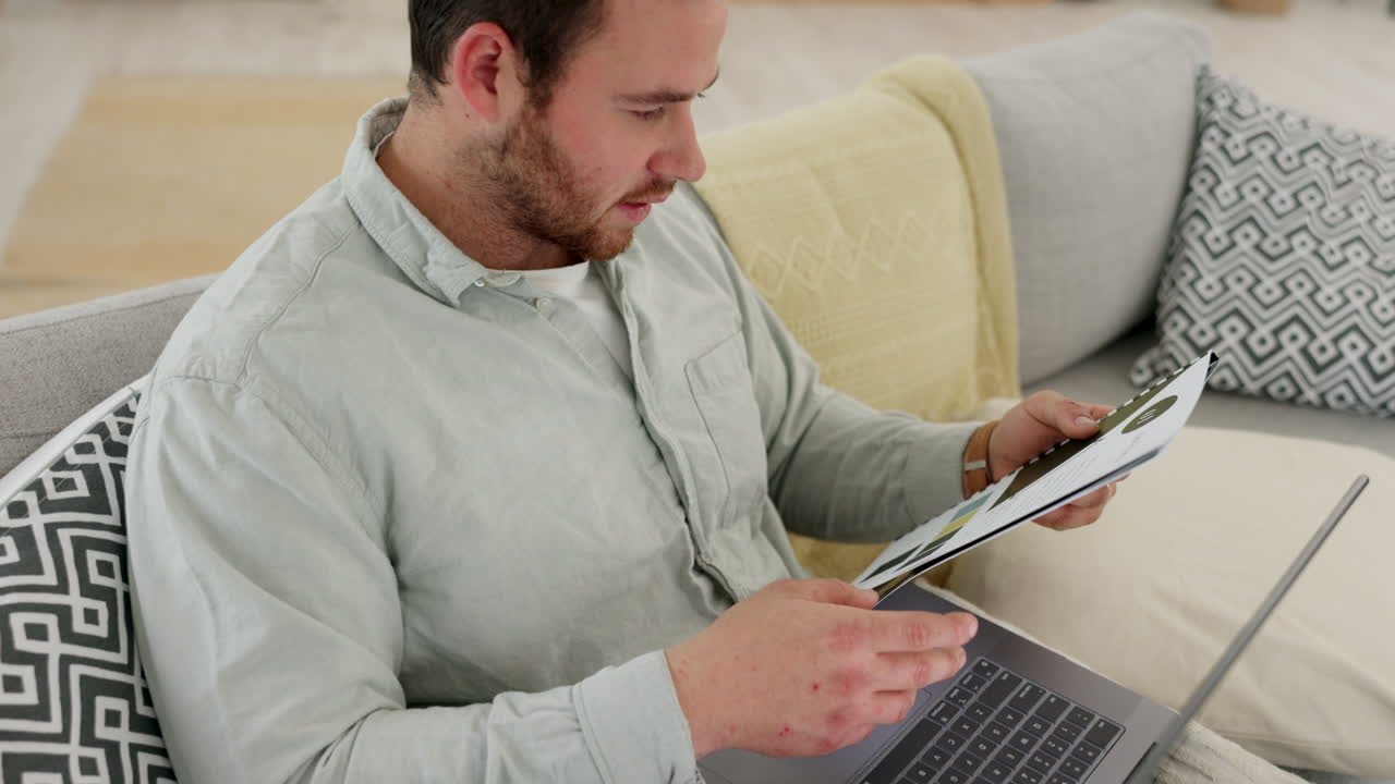 empleado de finanzas, trabajando desde casa