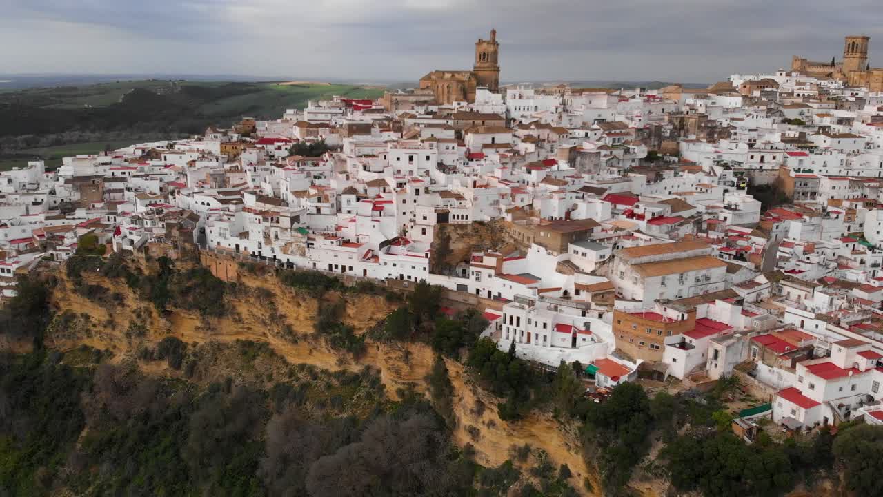 increíble vista de drones del pueblo español encalado en la cima de la colina